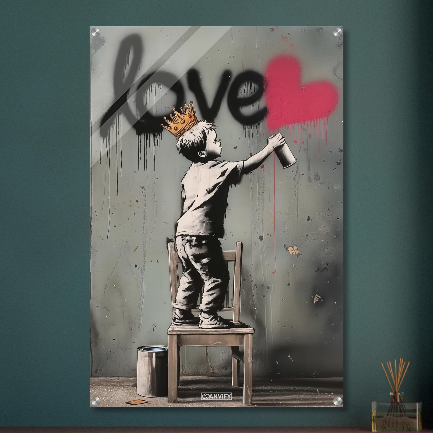 Junge mit Krone im Banksy Stil malt LOVE mit einem roten Herz auf die Wand auf einem Acrylbild