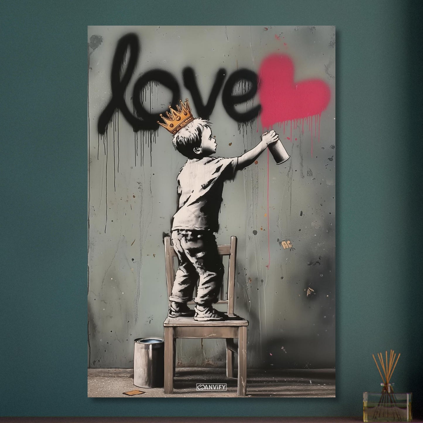Junge mit Krone im Banksy Stil malt LOVE mit einem roten Herz auf die Wand auf Aluminium