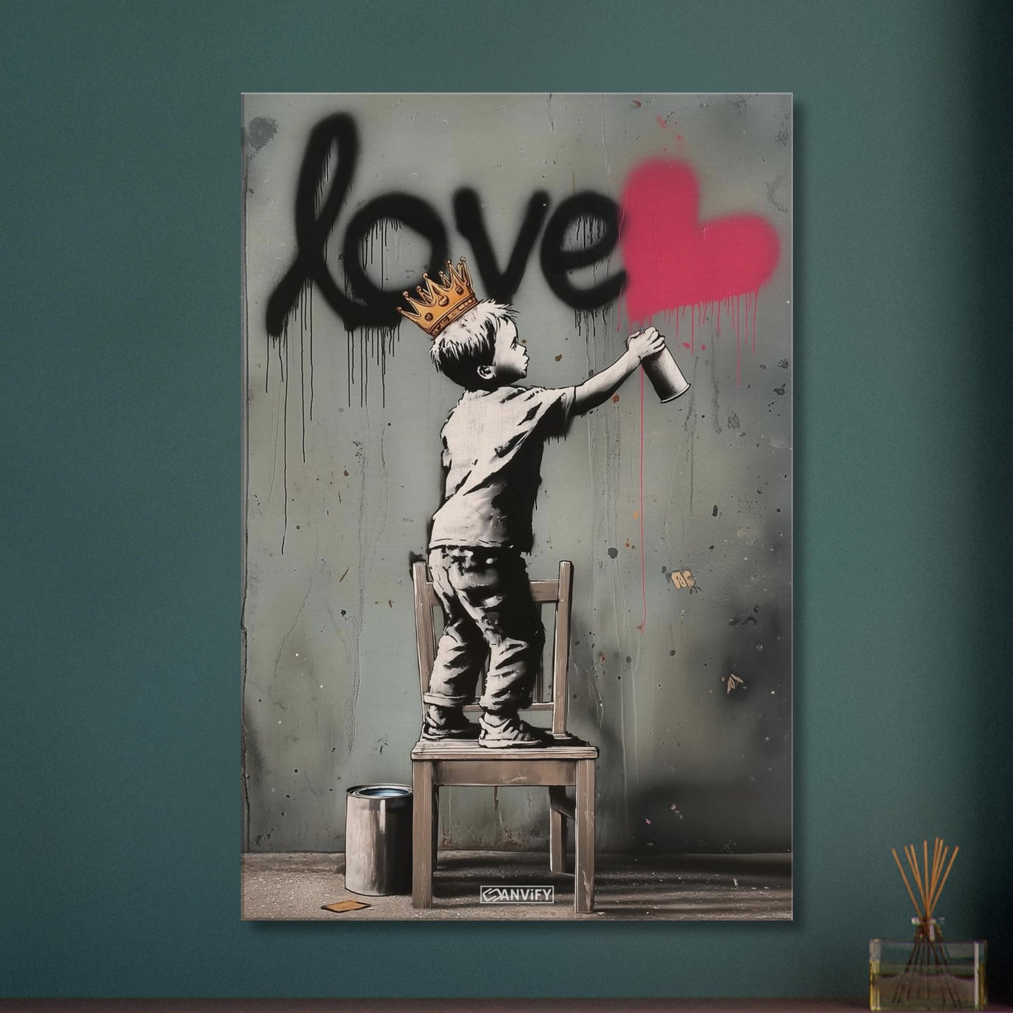 Junge mit Krone im Banksy Stil malt LOVE mit einem roten Herz auf die Wand auf einer Leinwand