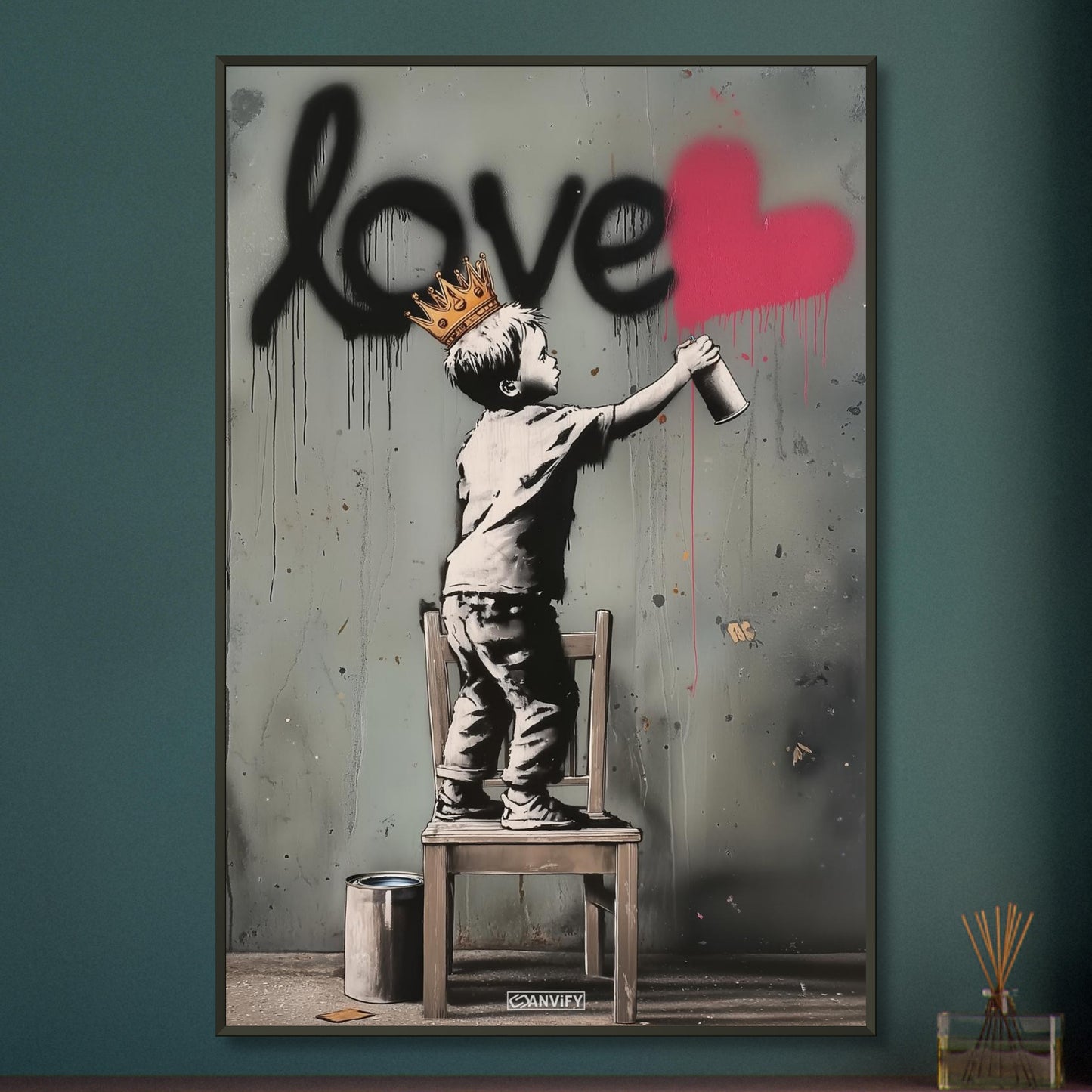 Junge mit Krone im Banksy Stil malt LOVE mit einem roten Herz auf die Wand auf einem Poster im Metallrahmen