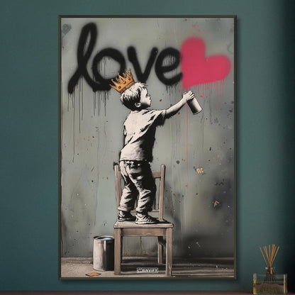 Junge mit Krone im Banksy Stil malt LOVE mit einem roten Herz auf die Wand auf einem Poster im Metallrahmen
