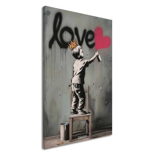 Junge mit Krone im Banksy Stil malt LOVE mit einem roten Herz auf die Wand auf einer Leinwand