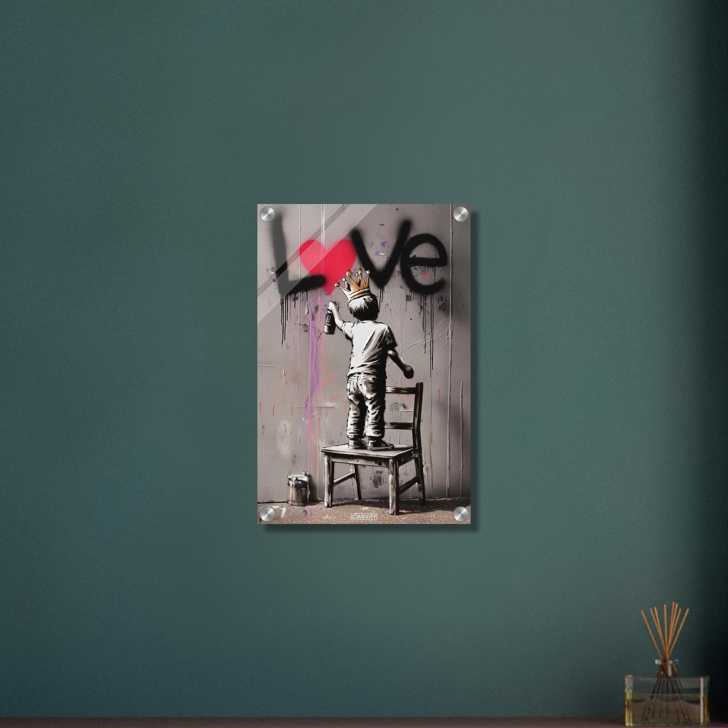 Junge mit Krone im Banksy Stil malt LOVE mit einem roten Herzen an die Wand auf einem Acrylbild