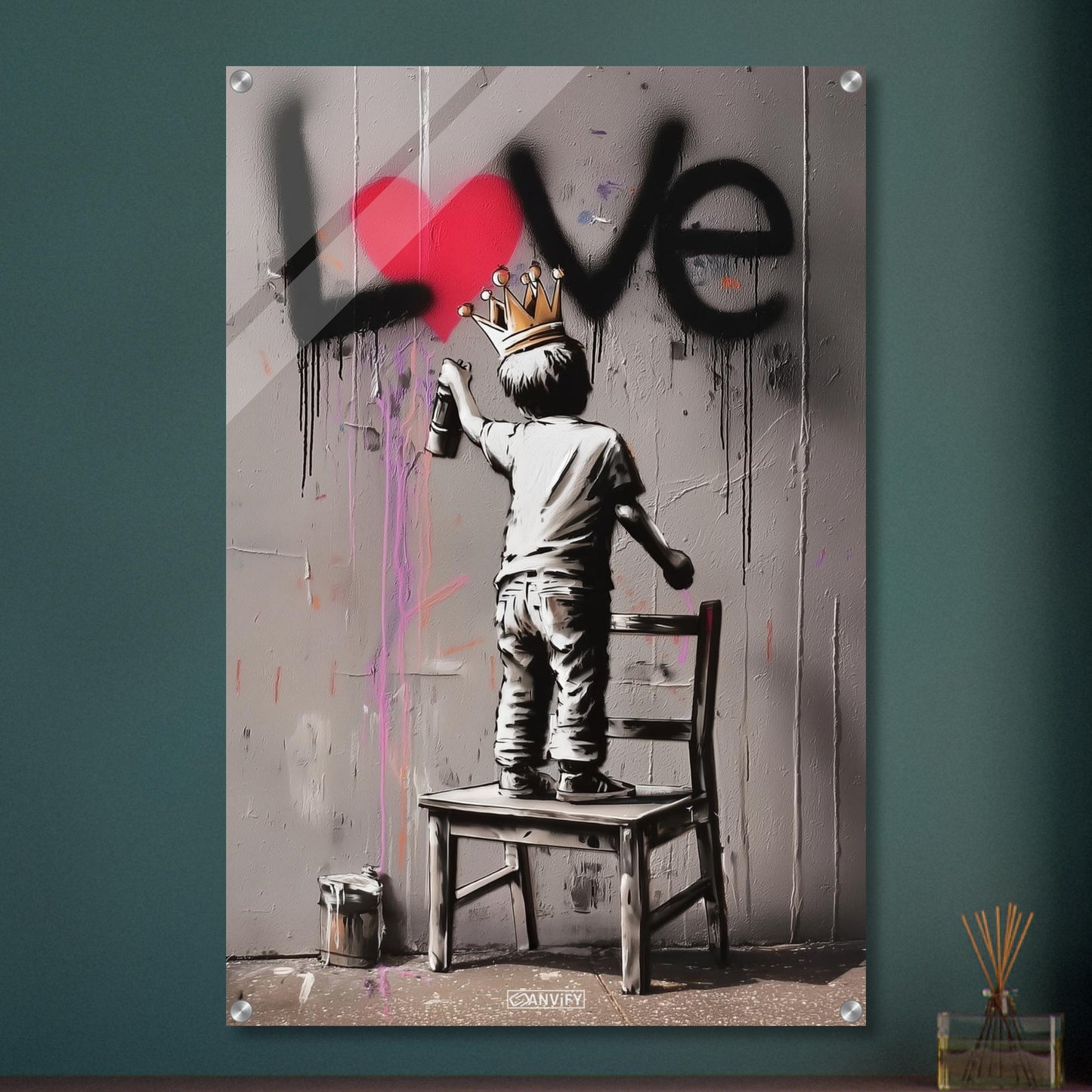 Junge mit Krone im Banksy Stil malt LOVE mit einem roten Herzen an die Wand auf einem Acrylbild
