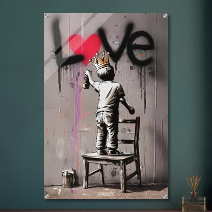 Junge mit Krone im Banksy Stil malt LOVE mit einem roten Herzen an die Wand auf einem Acrylbild