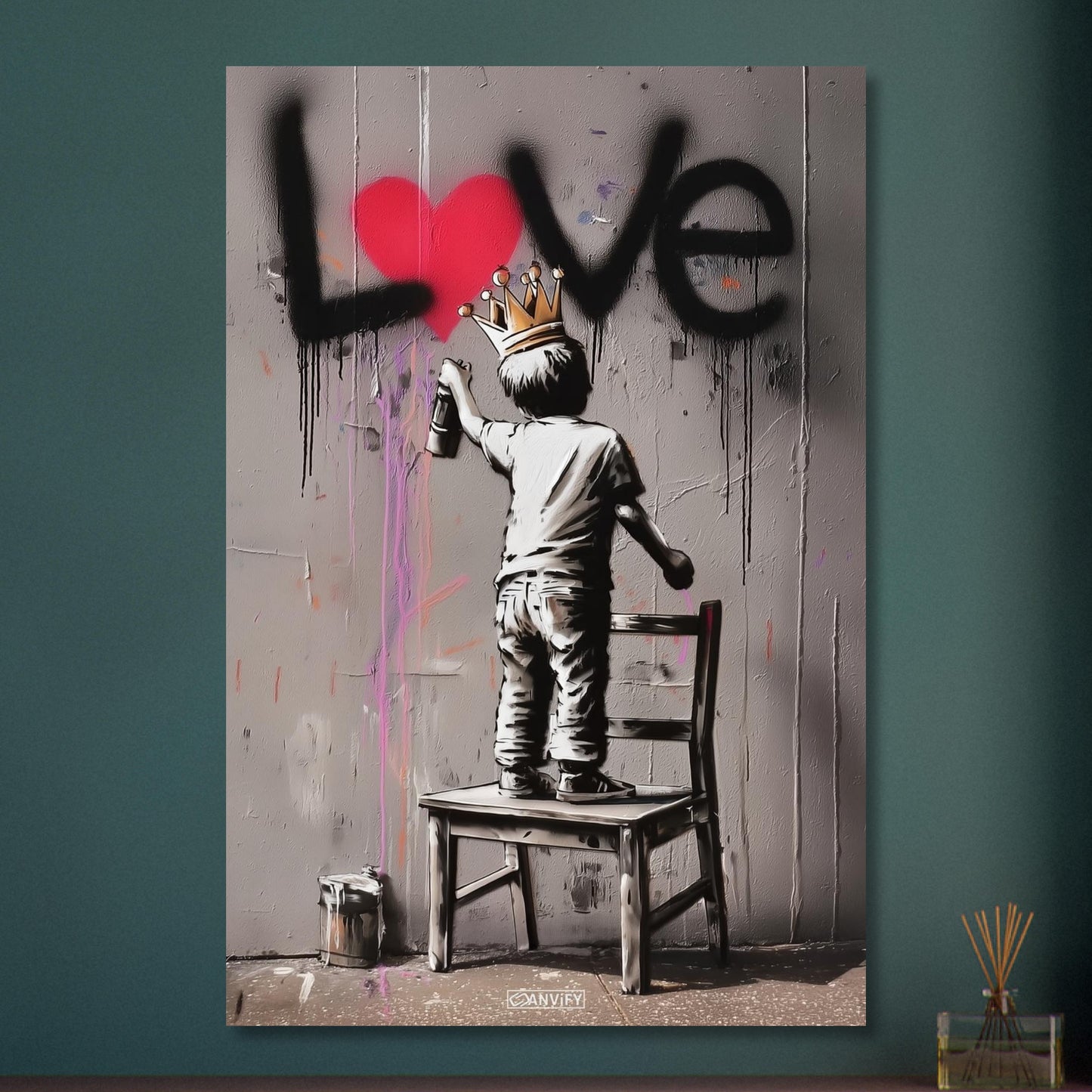 Junge mit Krone im Banksy Stil malt LOVE mit einem roten Herzen an die Wand auf Aluminium