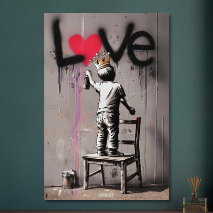 Junge mit Krone im Banksy Stil malt LOVE mit einem roten Herzen an die Wand auf Aluminium