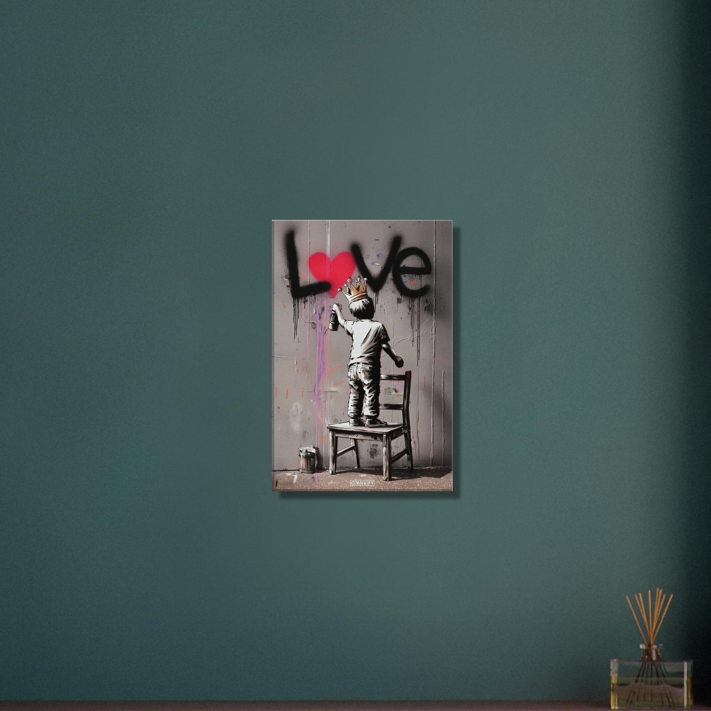 Junge mit Krone im Banksy Stil malt LOVE mit einem roten Herzen an die Wand auf einer Leinwand