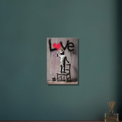 Junge mit Krone im Banksy Stil malt LOVE mit einem roten Herzen an die Wand auf einer Leinwand