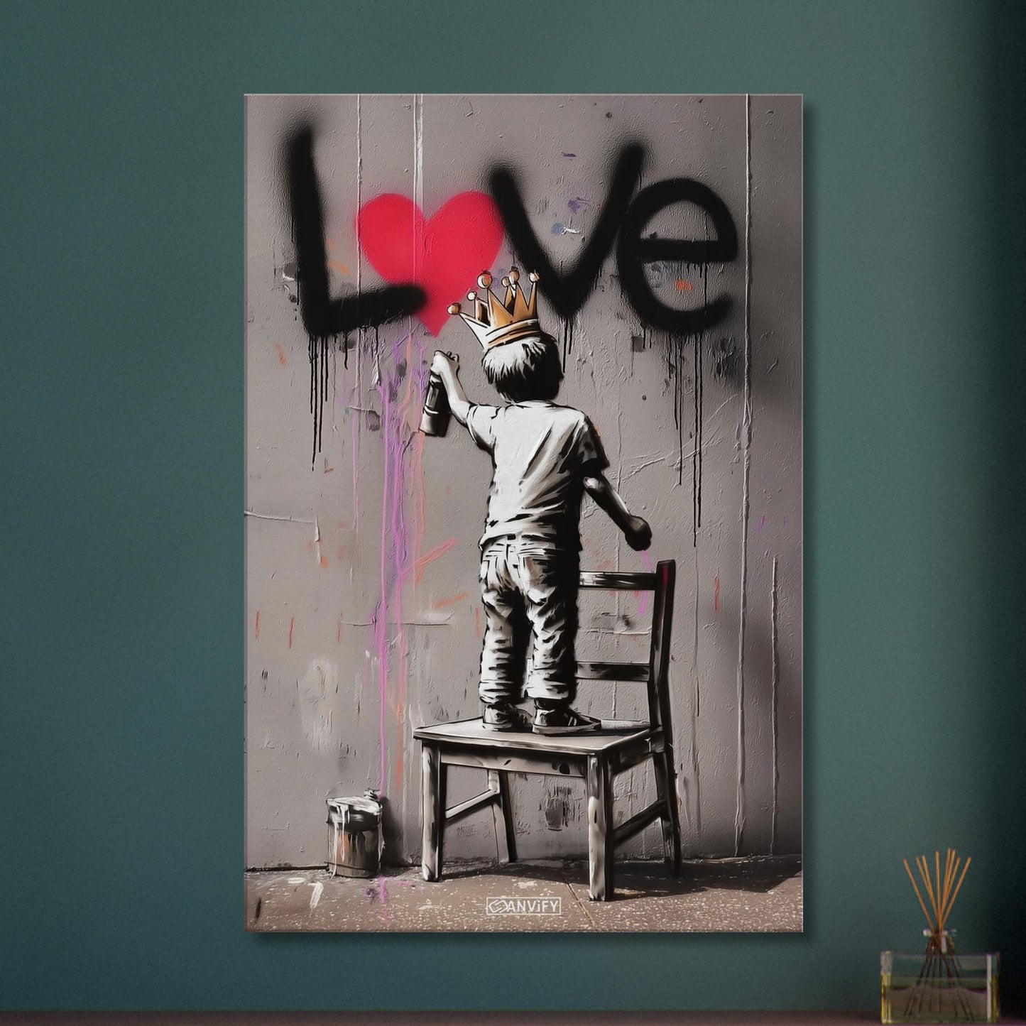 Junge mit Krone im Banksy Stil malt LOVE mit einem roten Herzen an die Wand auf einer Leinwand