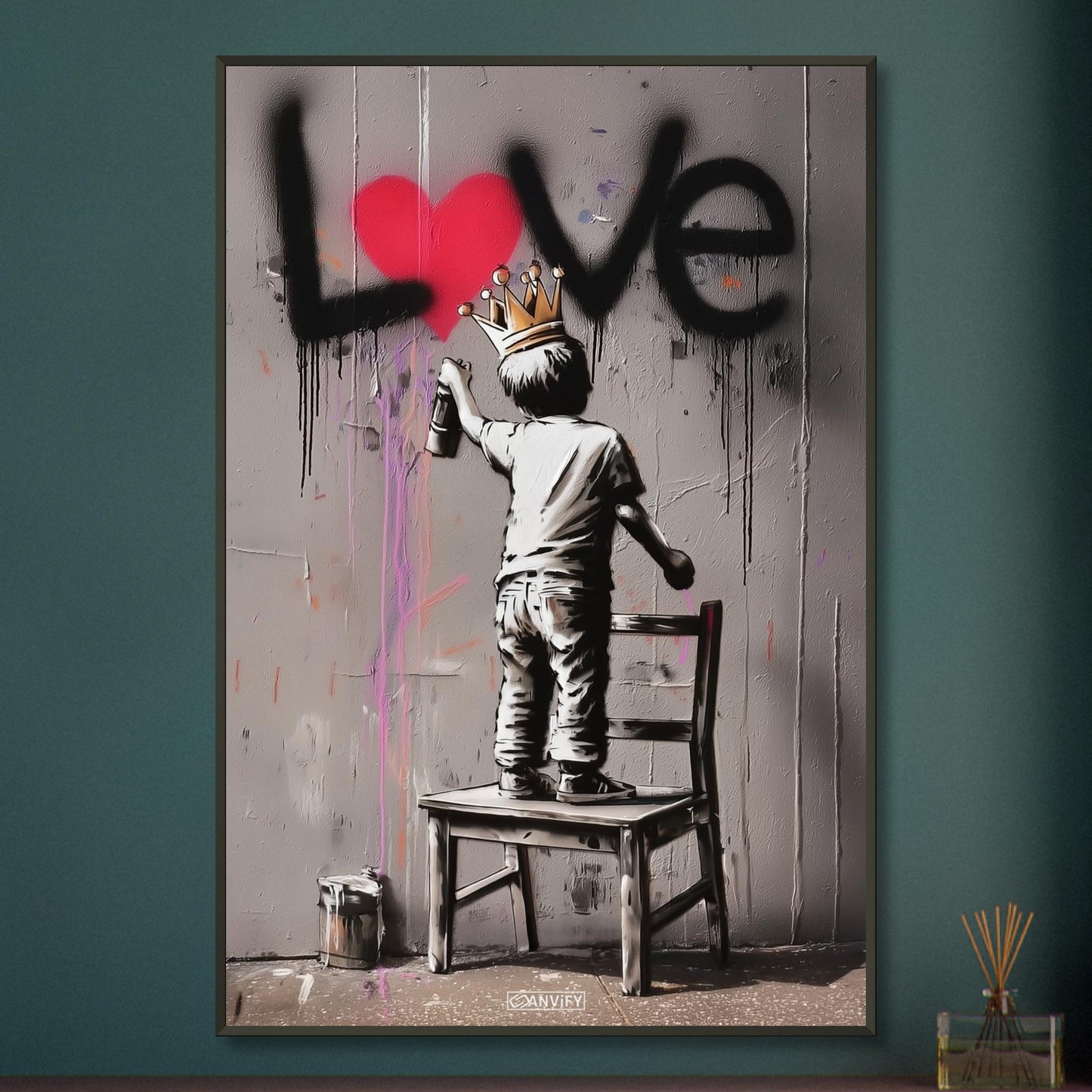 Junge mit Krone im Banksy Stil malt LOVE mit einem roten Herzen an die Wand auf einem Poster im Metallrahmen
