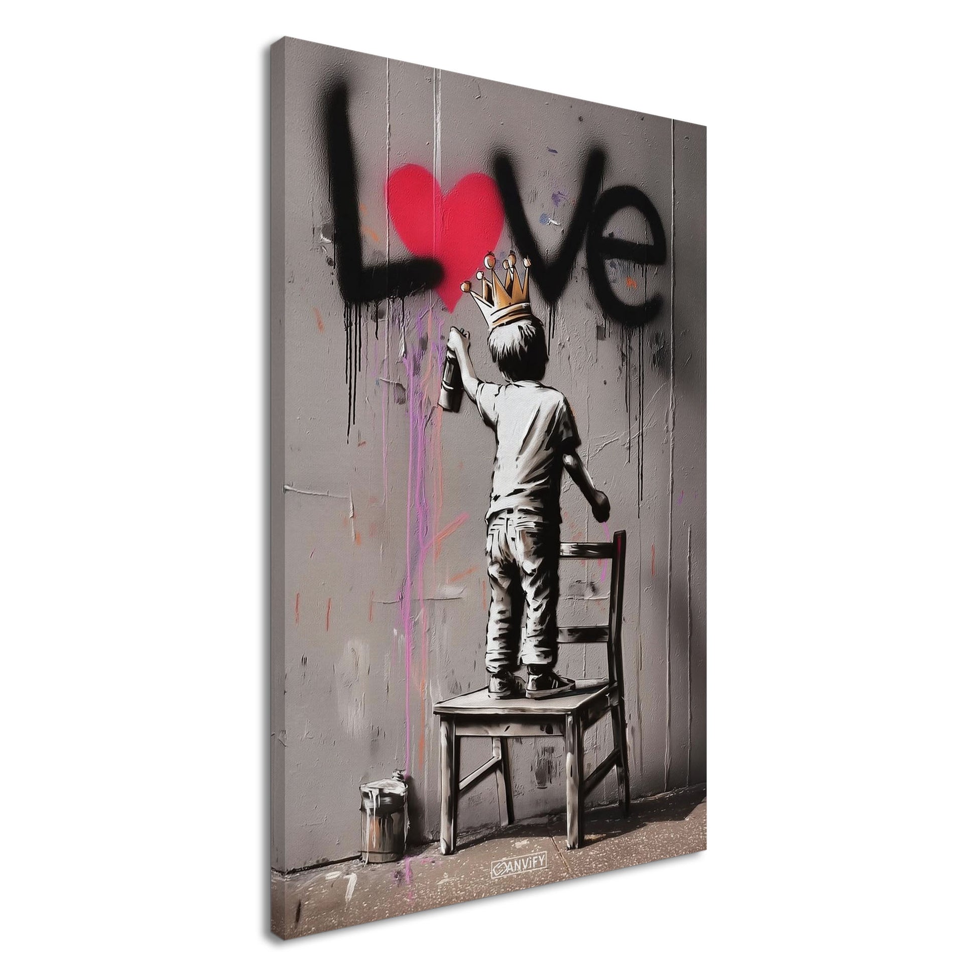 Junge mit Krone im Banksy Stil malt LOVE mit einem roten Herzen an die Wand auf einer Leinwand