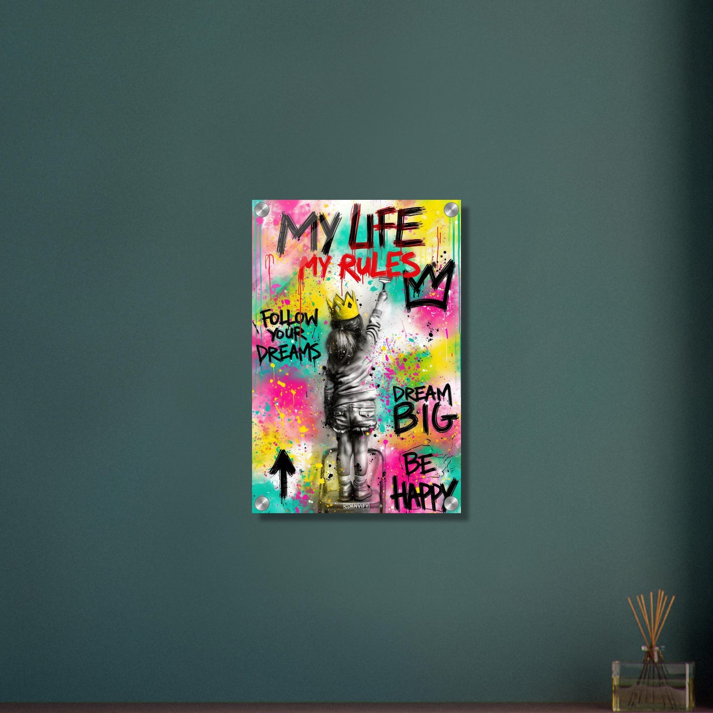 Mädchen mit einer Krone und Sprüchen "My Life, My Rules", "Follow Your Dreams", "Dream Big" und "Be Happy" im Pop Art Stil auf einem Acrylbild