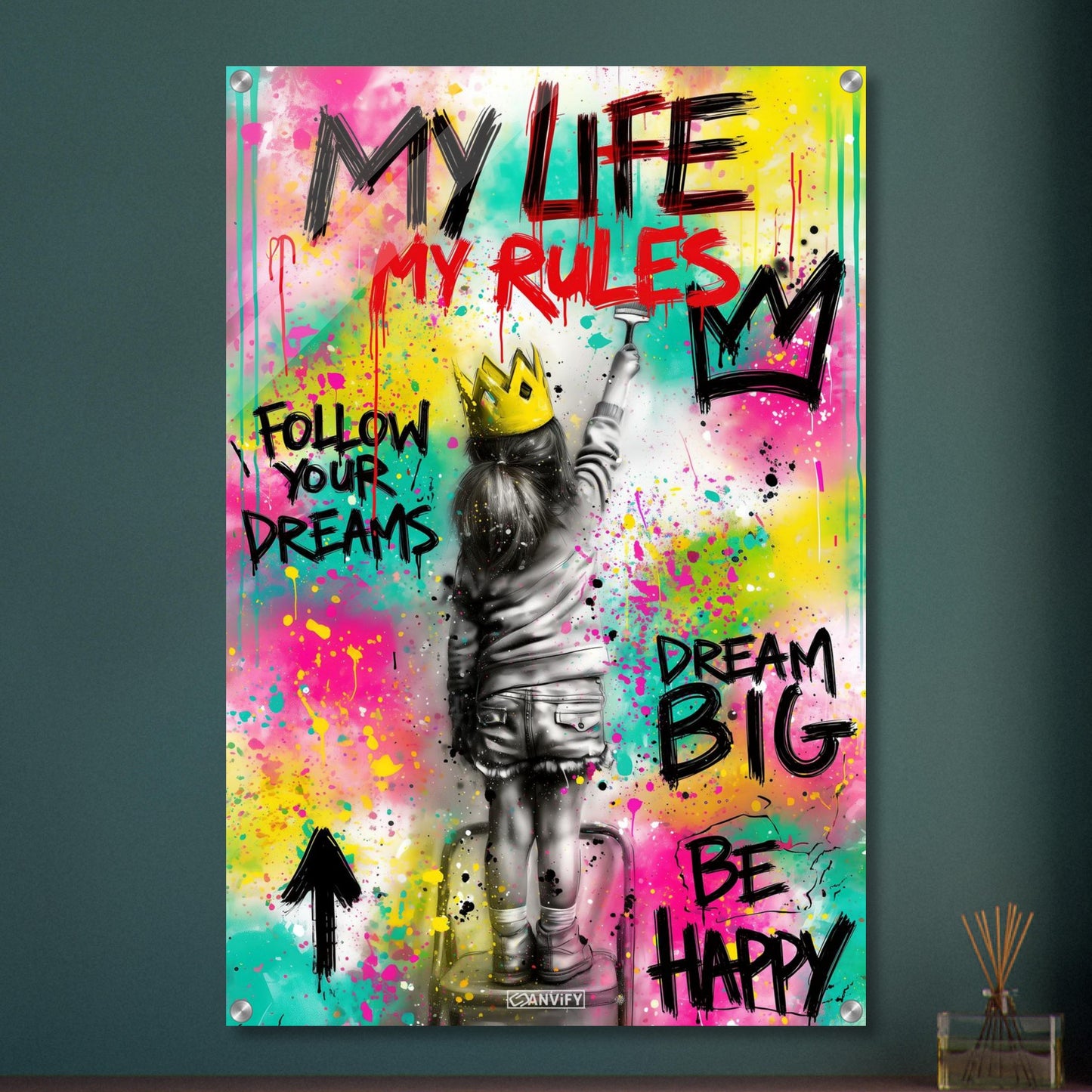 Mädchen mit einer Krone und Sprüchen "My Life, My Rules", "Follow Your Dreams", "Dream Big" und "Be Happy" im Pop Art Stil auf einem Acrylbild