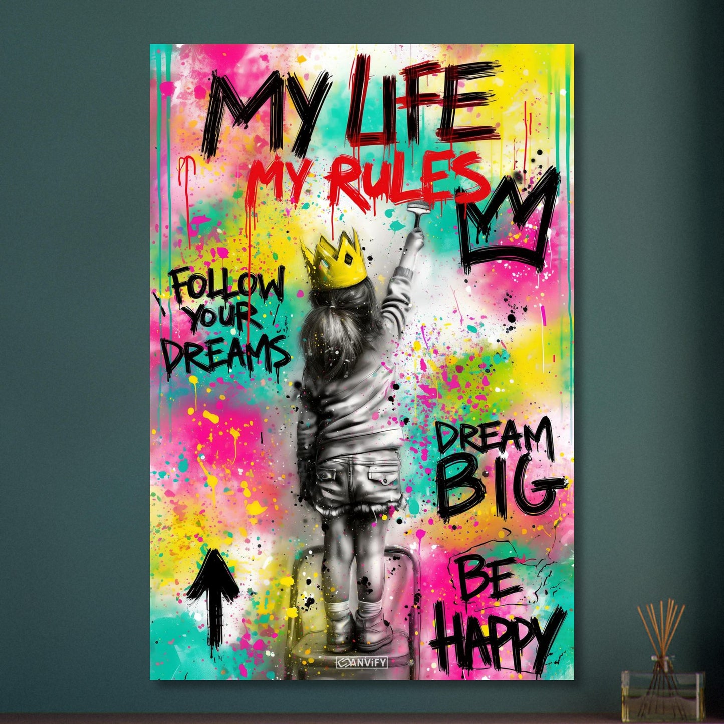 Mädchen mit einer Krone und Sprüchen "My Life, My Rules", "Follow Your Dreams", "Dream Big" und "Be Happy" im Pop Art Stil auf Aluminium