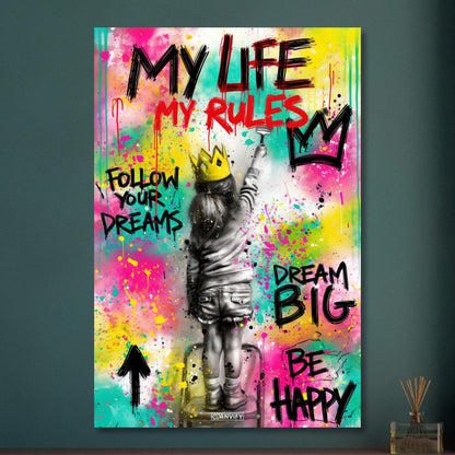 Mädchen mit einer Krone und Sprüchen "My Life, My Rules", "Follow Your Dreams", "Dream Big" und "Be Happy" im Pop Art Stil auf Aluminium