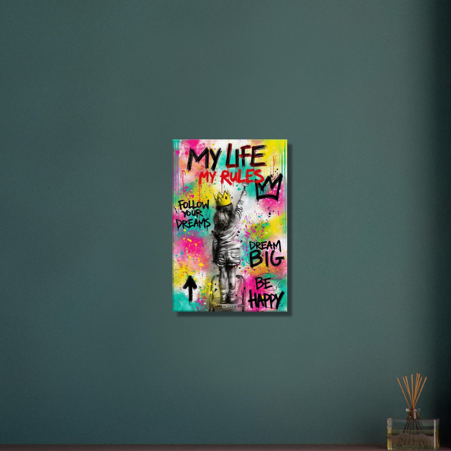 Mädchen mit einer Krone und Sprüchen "My Life, My Rules", "Follow Your Dreams", "Dream Big" und "Be Happy" im Pop Art Stil auf einer Leinwand