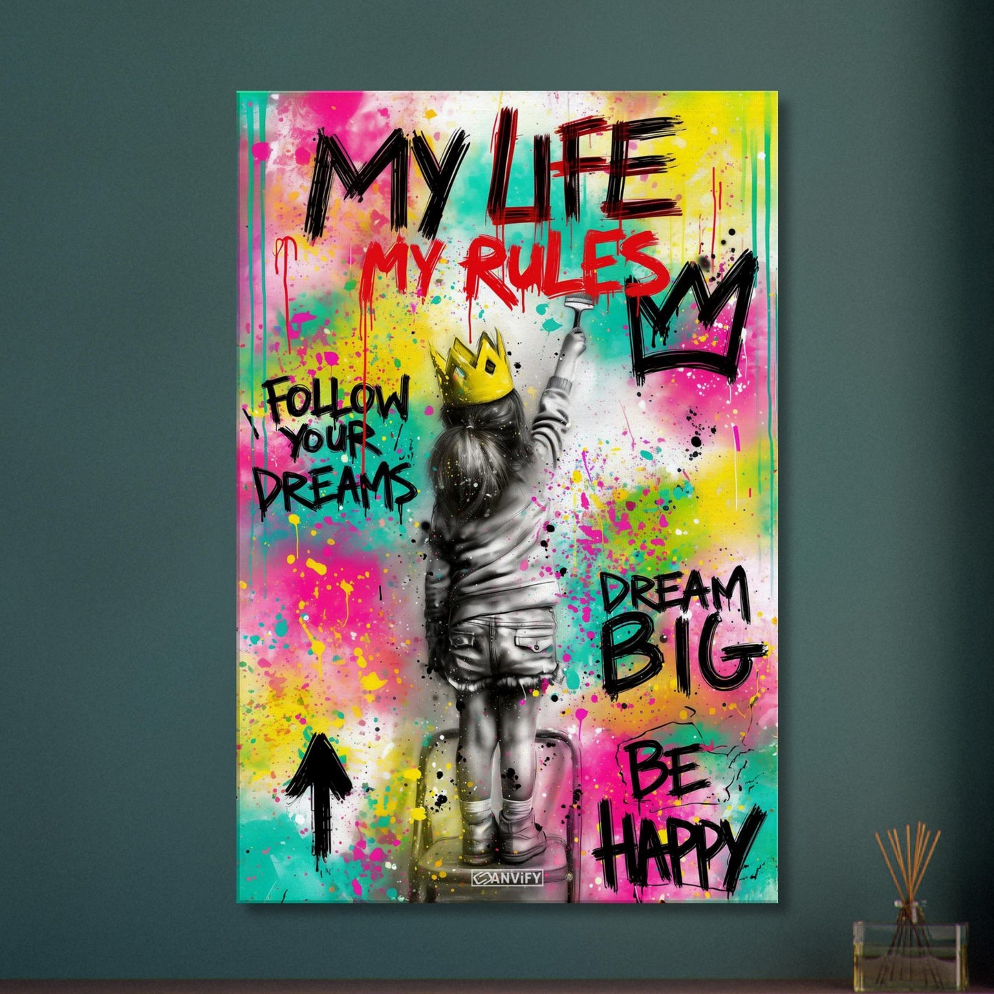 Mädchen mit einer Krone und Sprüchen "My Life, My Rules", "Follow Your Dreams", "Dream Big" und "Be Happy" im Pop Art Stil auf einer Leinwand