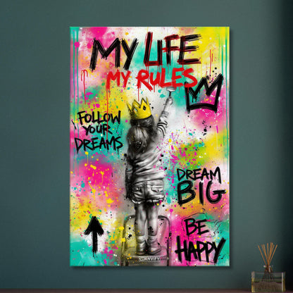Mädchen mit einer Krone und Sprüchen "My Life, My Rules", "Follow Your Dreams", "Dream Big" und "Be Happy" im Pop Art Stil auf einer Leinwand