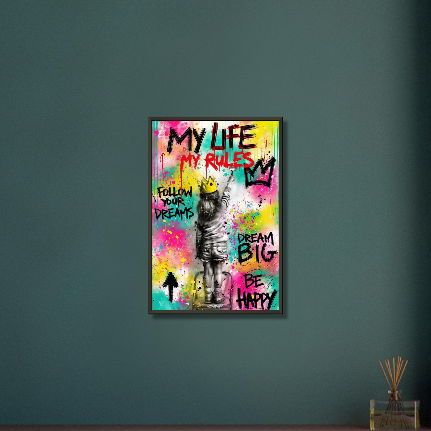 Mädchen mit einer Krone und Sprüchen "My Life, My Rules", "Follow Your Dreams", "Dream Big" und "Be Happy" im Pop Art Stil auf einem Poster im Metallrahmen