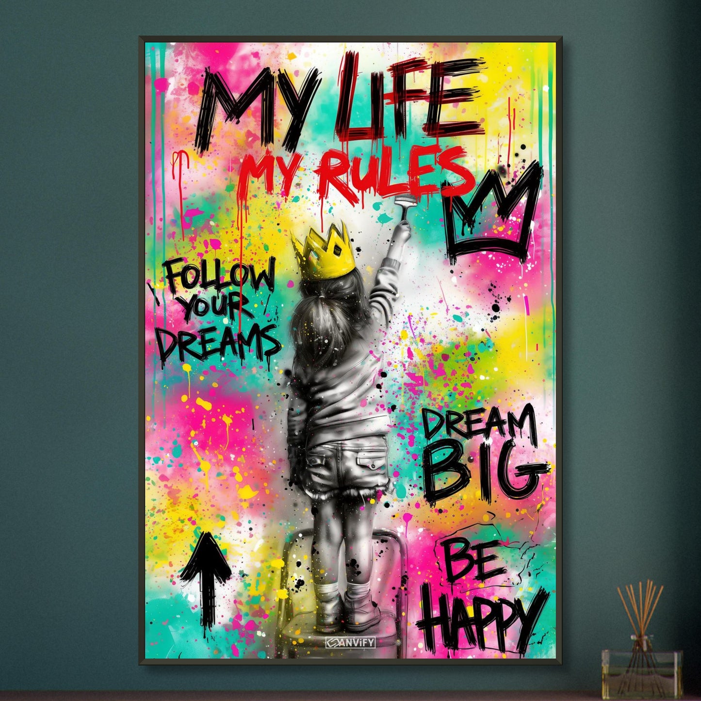 Mädchen mit einer Krone und Sprüchen "My Life, My Rules", "Follow Your Dreams", "Dream Big" und "Be Happy" im Pop Art Stil auf einem Poster im Metallrahmen