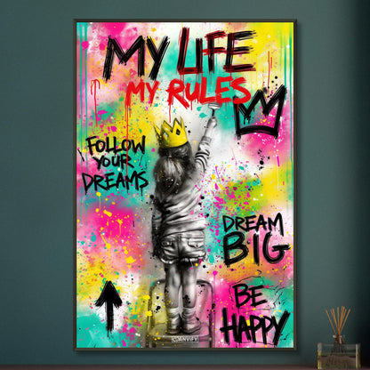 Mädchen mit einer Krone und Sprüchen "My Life, My Rules", "Follow Your Dreams", "Dream Big" und "Be Happy" im Pop Art Stil auf einem Poster im Metallrahmen