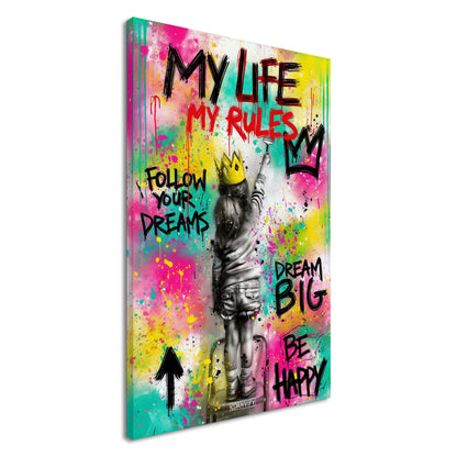 Mädchen mit einer Krone und Sprüchen "My Life, My Rules", "Follow Your Dreams", "Dream Big" und "Be Happy" im Pop Art Stil auf einer Leinwand