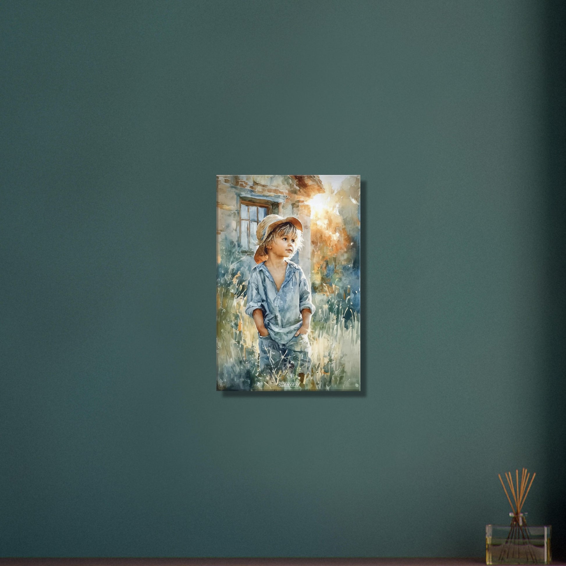 Junge mit Strohhut im Weizenfeld bei Sonnenuntergang vor dem Haus auf einer Leinwand