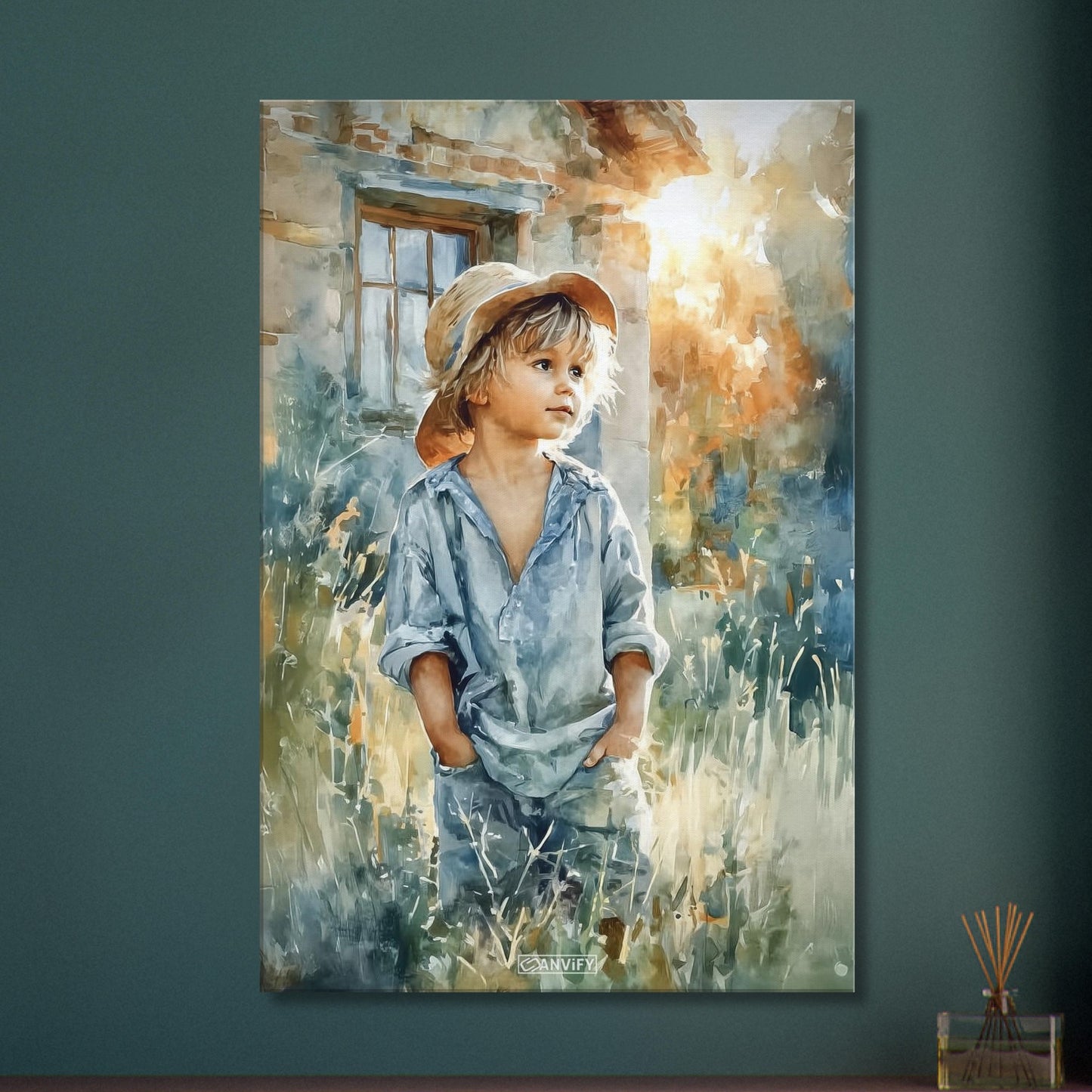 Junge mit Strohhut im Weizenfeld bei Sonnenuntergang vor dem Haus auf einer Leinwand