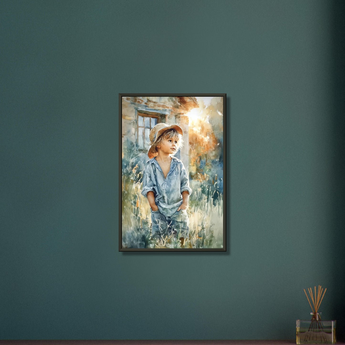 Junge mit Strohhut im Weizenfeld bei Sonnenuntergang vor dem Haus auf einem Poster im Metallrahmen