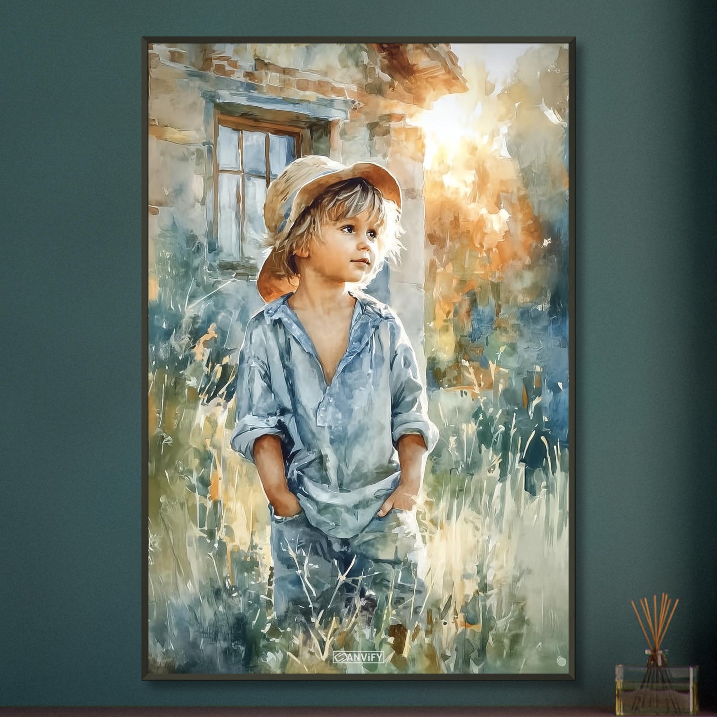 Junge mit Strohhut im Weizenfeld bei Sonnenuntergang vor dem Haus auf einem Poster im Metallrahmen