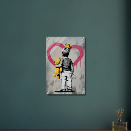 Kleiner Junge im Banksy Stil mit einer Krone und einem Teddybär und einem Herz auf der Wand auf einem Acrylbild