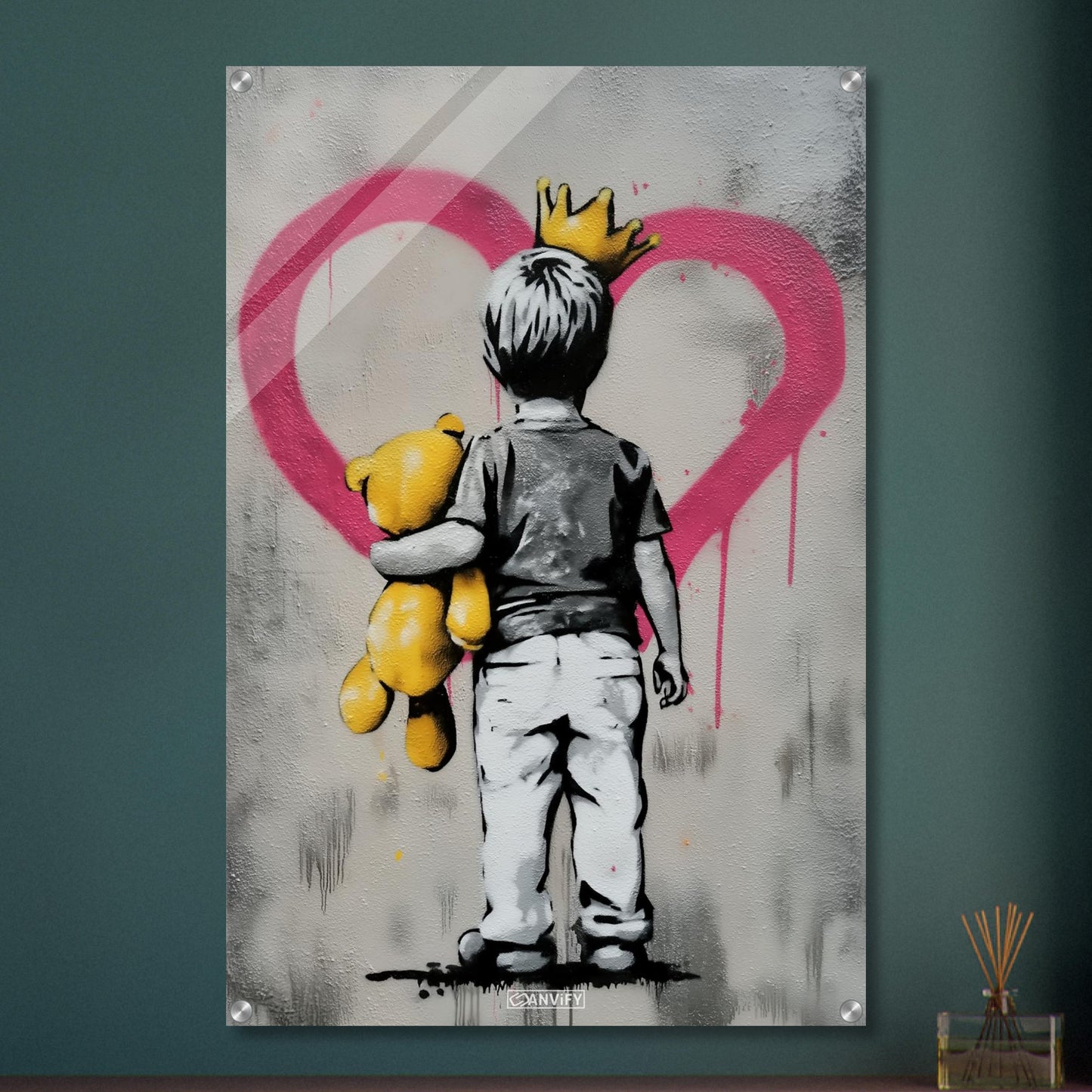 Kleiner Junge im Banksy Stil mit einer Krone und einem Teddybär und einem Herz auf der Wand auf einem Acrylbild