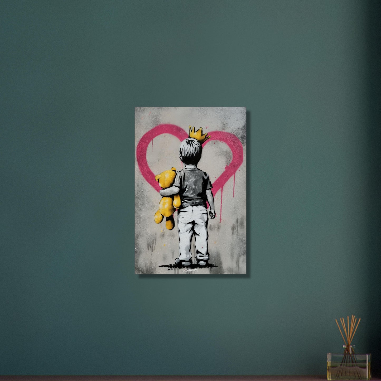 Kleiner Junge im Banksy Stil mit einer Krone und einem Teddybär und einem Herz auf der Wand auf Aluminium