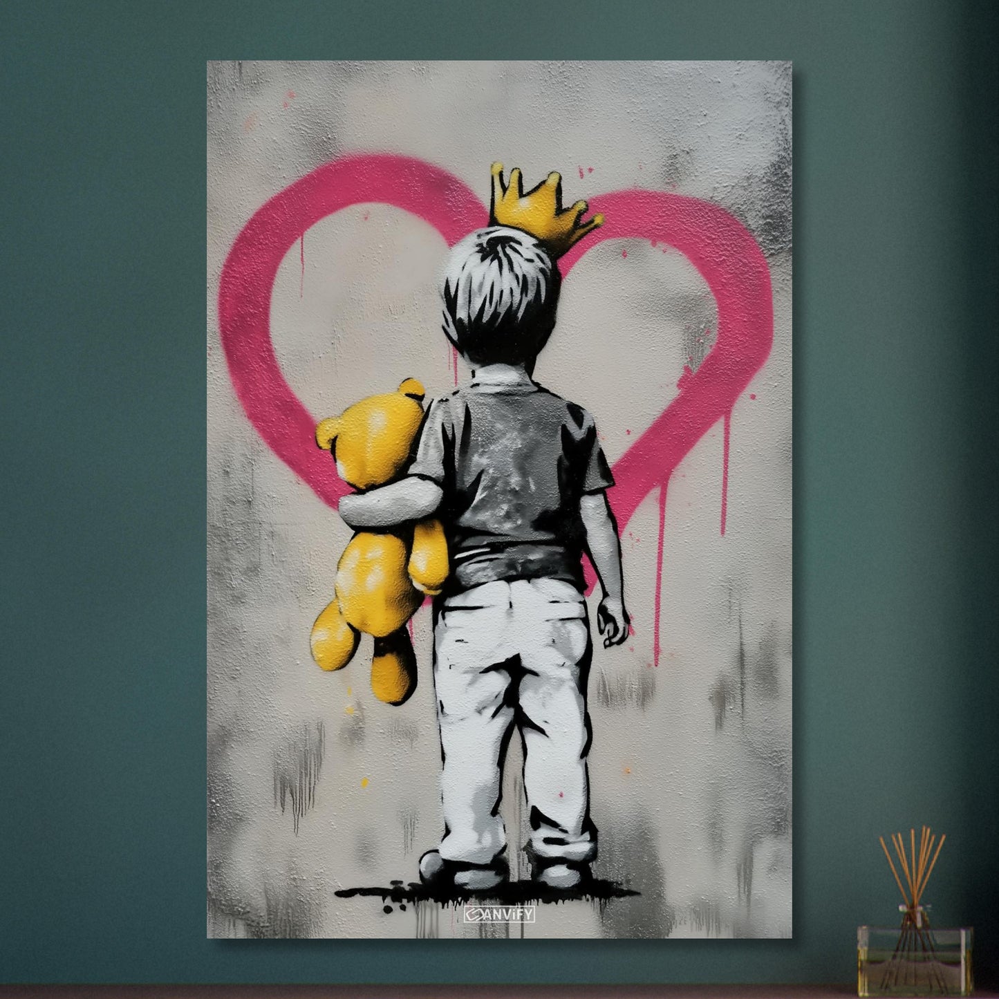 Kleiner Junge im Banksy Stil mit einer Krone und einem Teddybär und einem Herz auf der Wand auf Aluminium