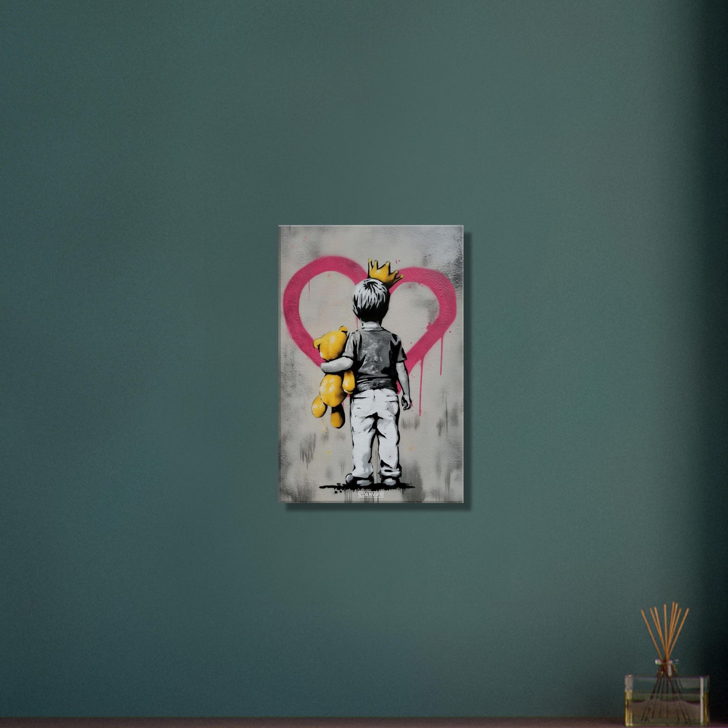 Kleiner Junge im Banksy Stil mit einer Krone und einem Teddybär und einem Herz auf der Wand auf einer Leinwand