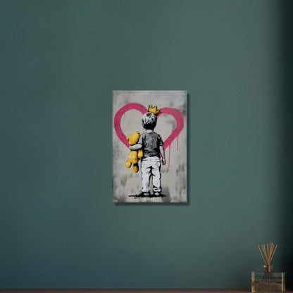Kleiner Junge im Banksy Stil mit einer Krone und einem Teddybär und einem Herz auf der Wand auf einer Leinwand