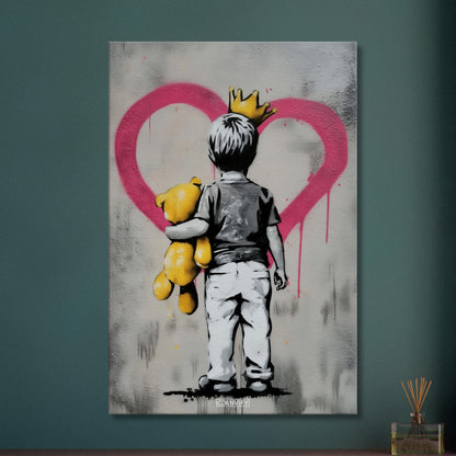 Kleiner Junge im Banksy Stil mit einer Krone und einem Teddybär und einem Herz auf der Wand auf einer Leinwand