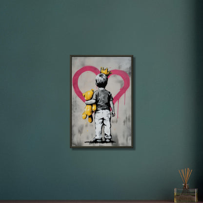 Kleiner Junge im Banksy Stil mit einer Krone und einem Teddybär und einem Herz auf der Wand auf einem Poster im Metallrahmen