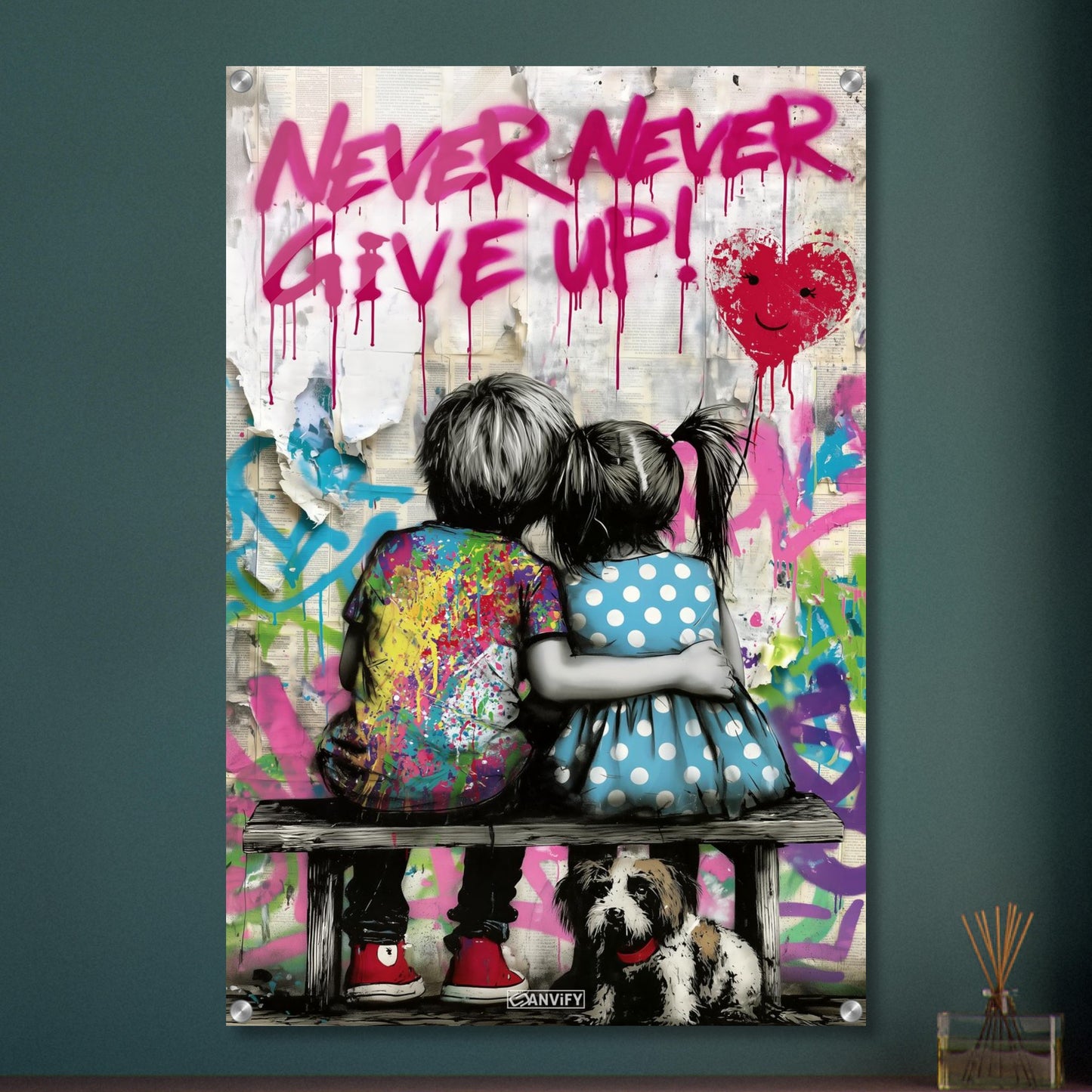 Junge und Mädchen auf einer Sitzbank mit einem Hund, Herzluftballon und einem Spruch "Never Give Up!" auf einem Acrylbild