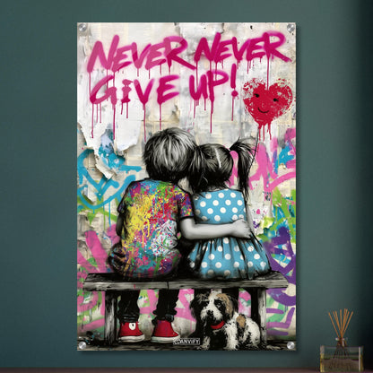 Junge und Mädchen auf einer Sitzbank mit einem Hund, Herzluftballon und einem Spruch "Never Give Up!" auf einem Acrylbild