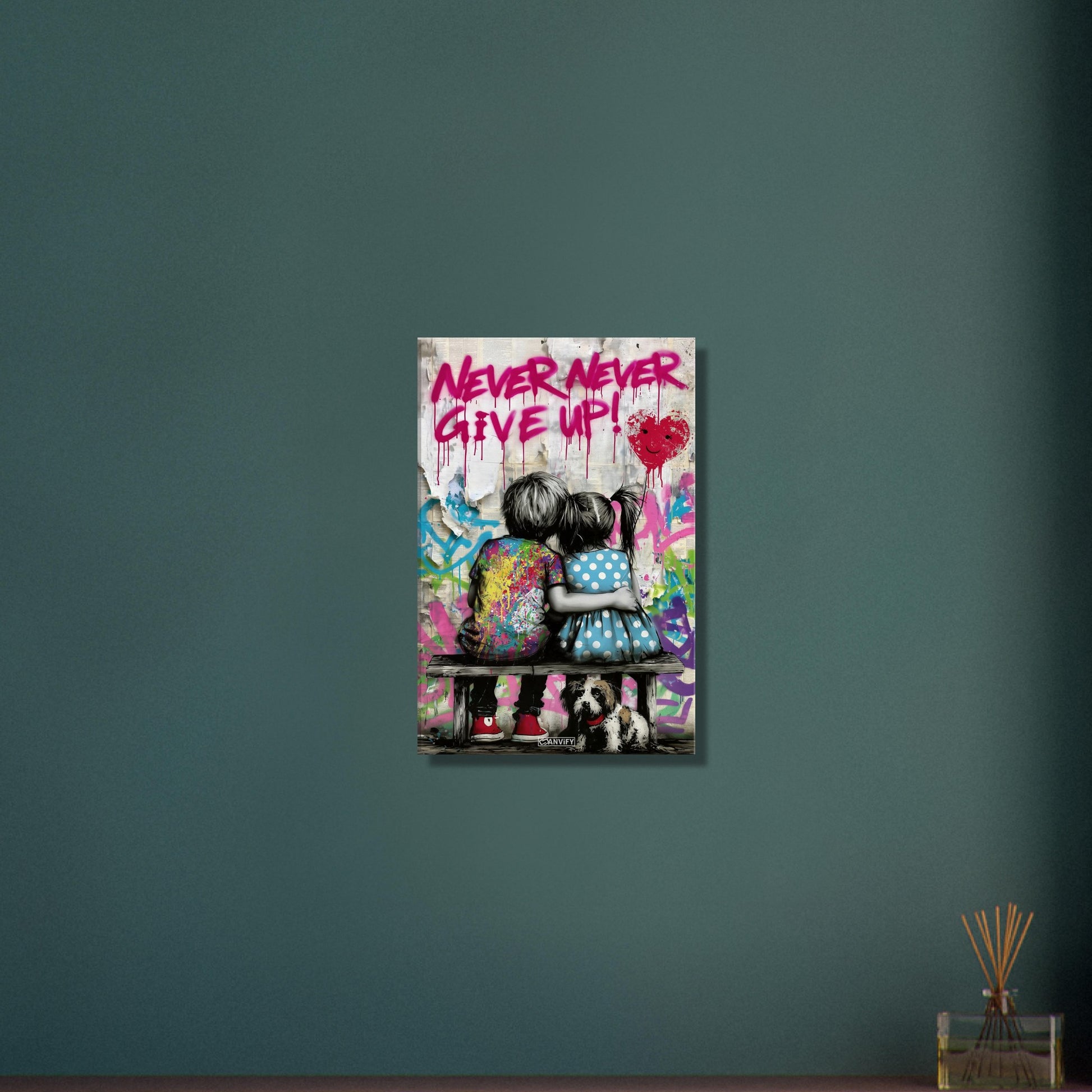 Junge und Mädchen auf einer Sitzbank mit einem Hund, Herzluftballon und einem Spruch "Never Give Up!" auf einer Leinwand