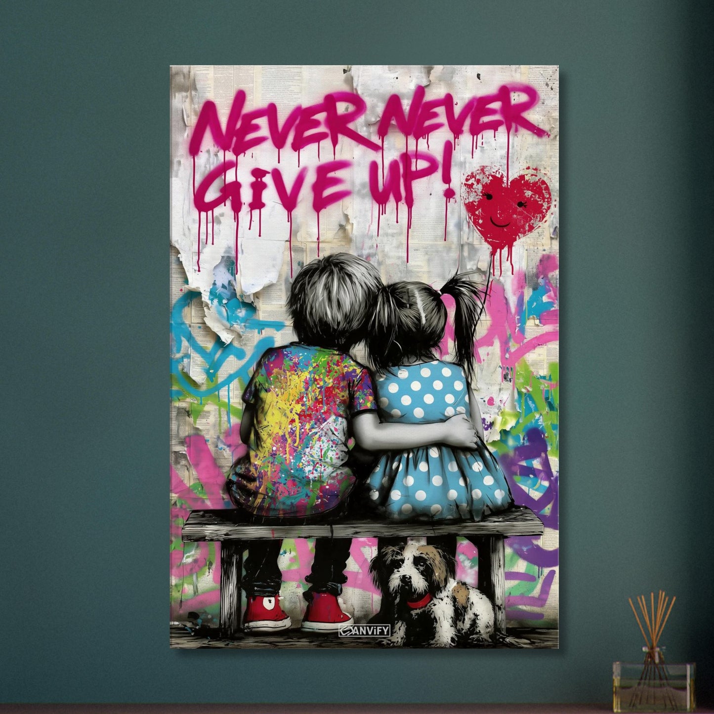 Junge und Mädchen auf einer Sitzbank mit einem Hund, Herzluftballon und einem Spruch "Never Give Up!" auf einer Leinwand