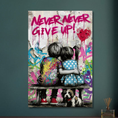 Junge und Mädchen auf einer Sitzbank mit einem Hund, Herzluftballon und einem Spruch "Never Give Up!" auf einer Leinwand
