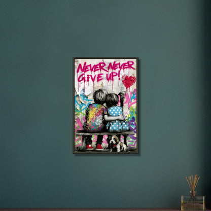 Junge und Mädchen auf einer Sitzbank mit einem Hund, Herzluftballon und einem Spruch "Never Give Up!" auf einem Poster im Metallrahmen