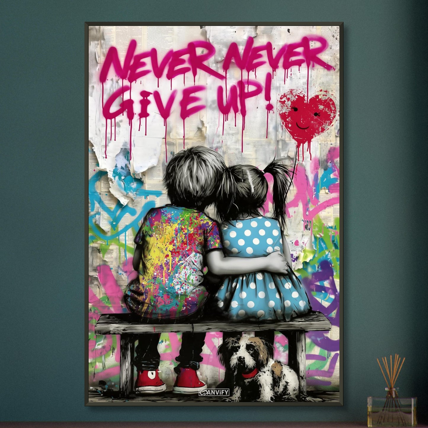 Junge und Mädchen auf einer Sitzbank mit einem Hund, Herzluftballon und einem Spruch "Never Give Up!" auf einem Poster im Metallrahmen