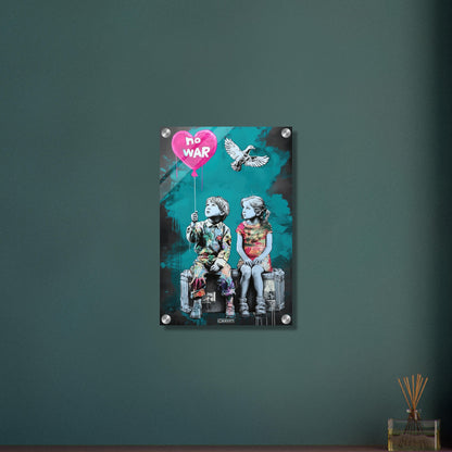Junge und Mädchen sitzend auf einem Koffer mit einer Friedenstaube und einem Herzluftballon im Stil von Banksy auf einem Acrylbild