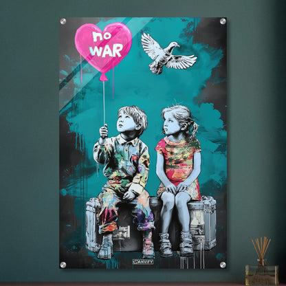 Junge und Mädchen sitzend auf einem Koffer mit einer Friedenstaube und einem Herzluftballon im Stil von Banksy auf einem Acrylbild