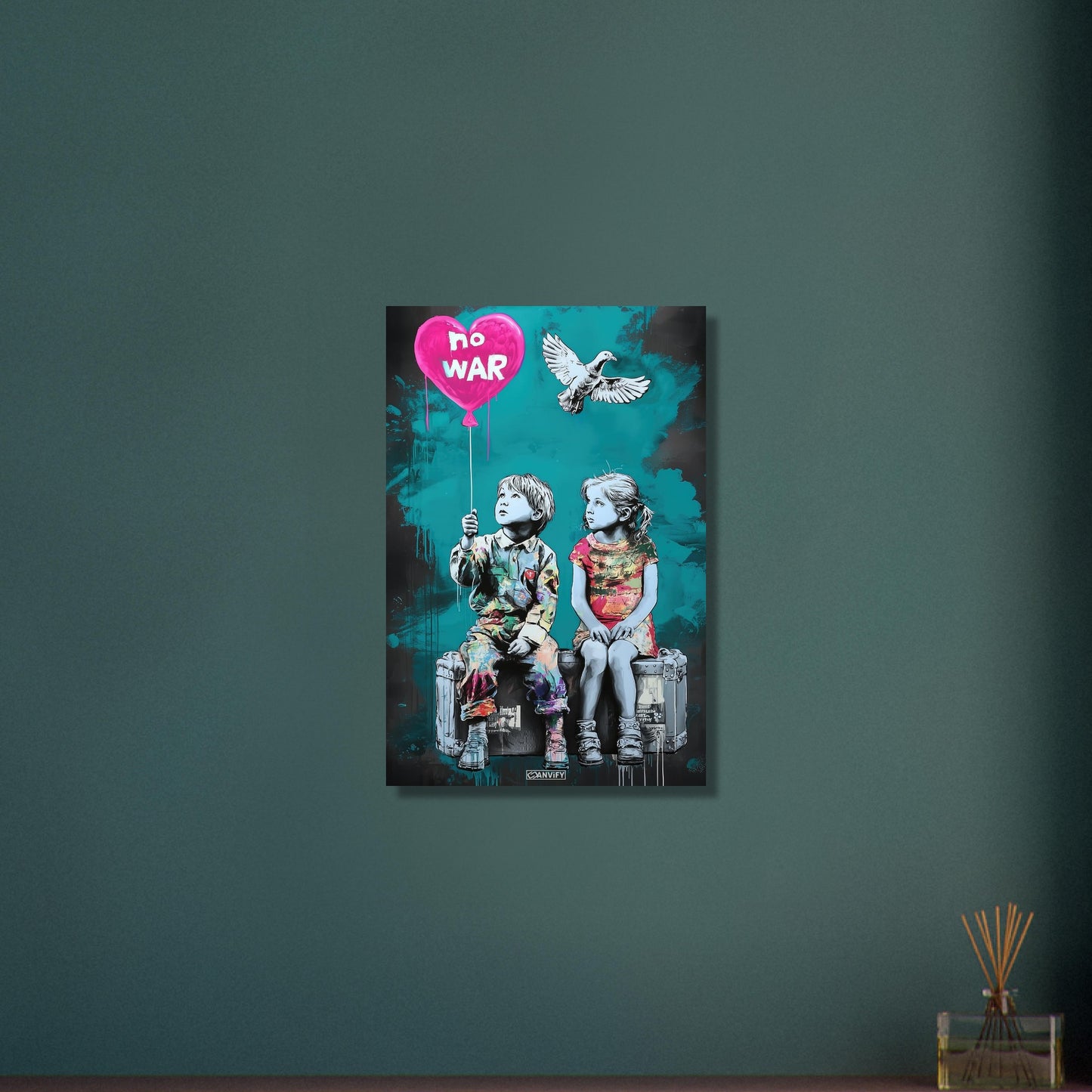 Junge und Mädchen sitzend auf einem Koffer mit einer Friedenstaube und einem Herzluftballon im Stil von Banksy auf Aluminium