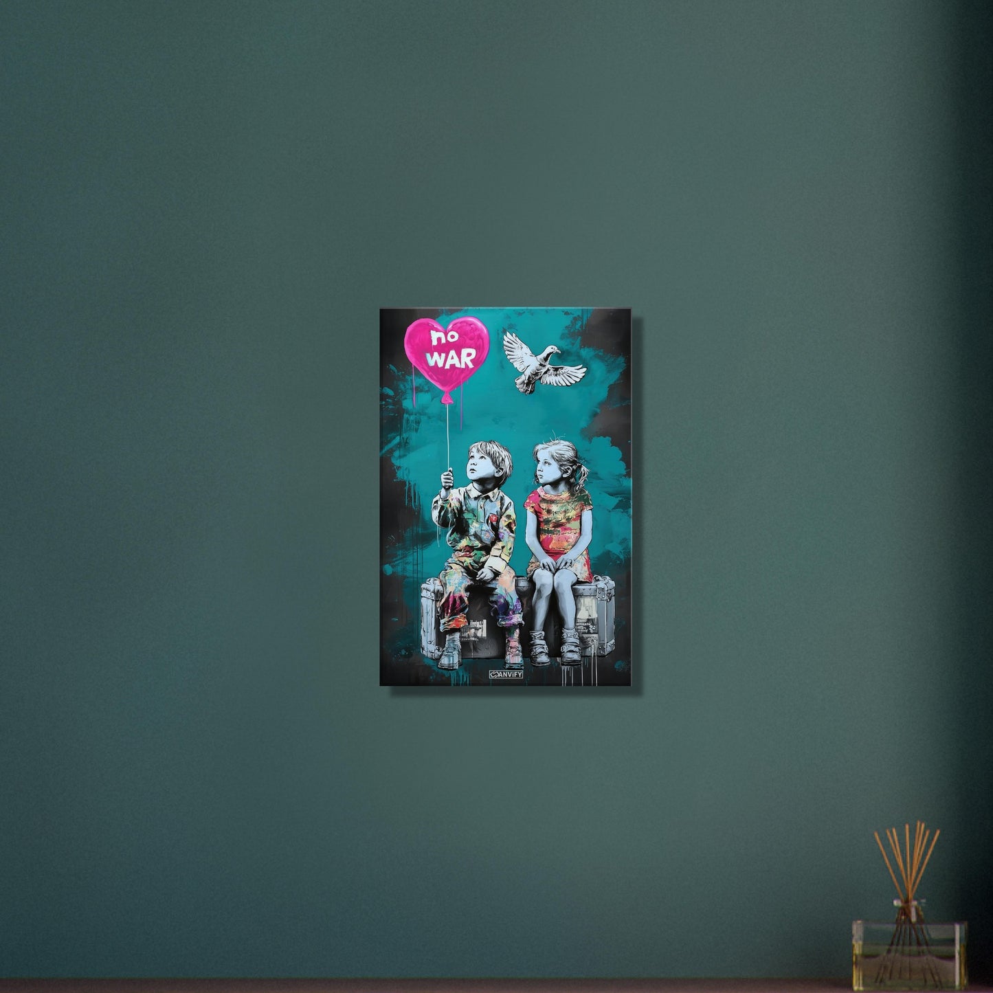 Junge und Mädchen sitzend auf einem Koffer mit einer Friedenstaube und einem Herzluftballon im Stil von Banksy auf einer Leinwand